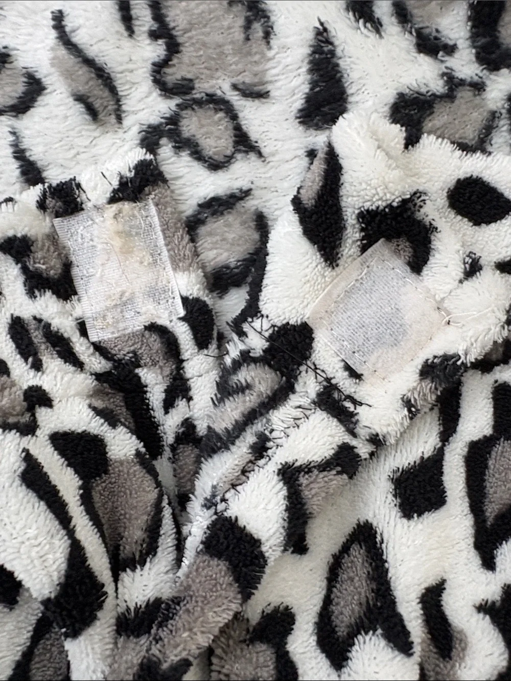 Sleeved Fleece Blanket / One Size Leopard Print